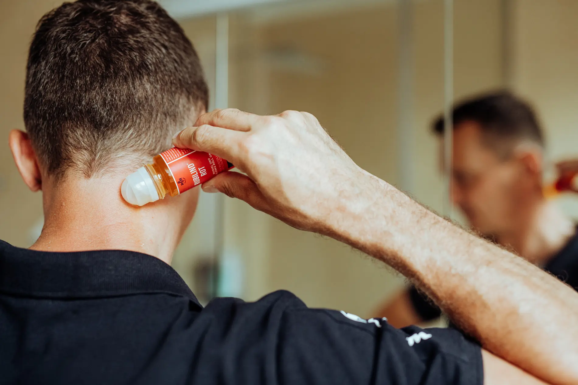 Mann wendet Rubilind gegen Verspannung an