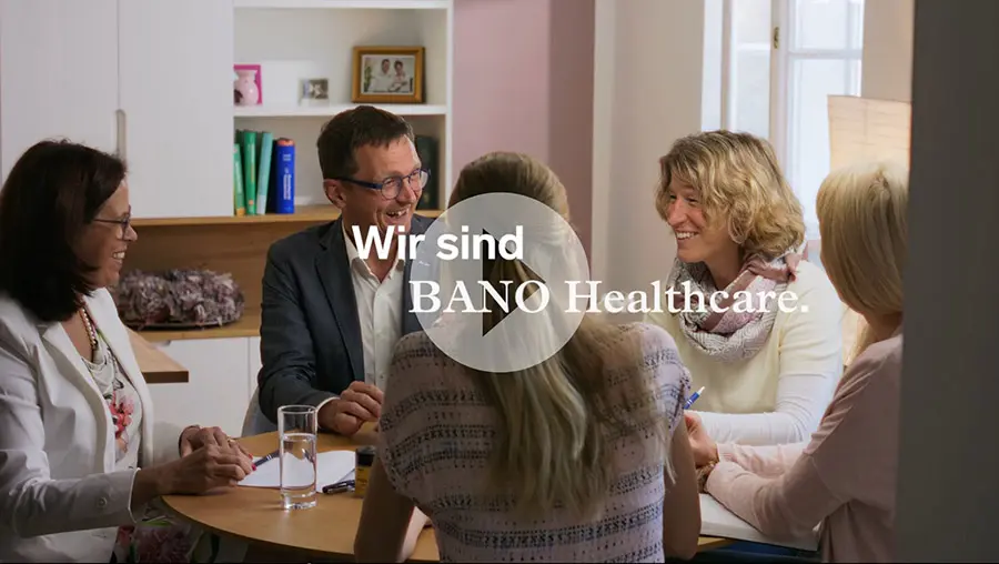 Videoplatzhalter - Team sitzt gemeinsam am Tisch